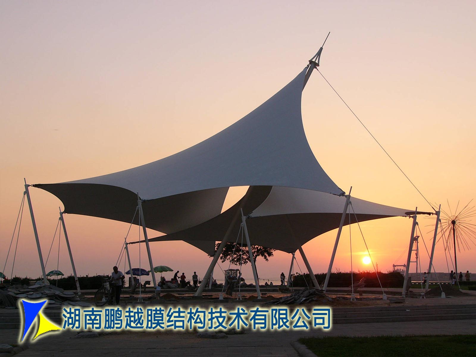 夕阳余晖膜结构景观